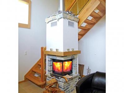Holiday in mountain resort Chalet Chaud - La Tzoumaz - Fireplace
