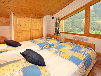 Holiday in mountain resort Chalet Côte Arbet - Champagny-en-Vanoise - Bedroom under mansard