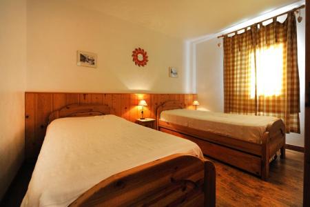 Holiday in mountain resort 6 room duplex apartment 13 people - Chalet Cristal - Les Menuires - Double bed