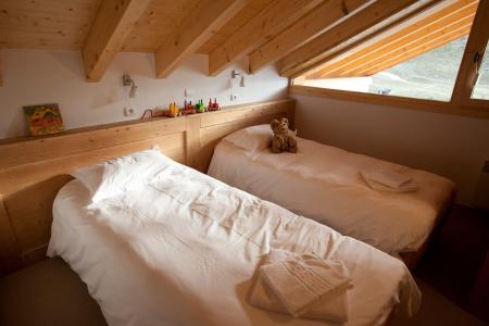 Holiday in mountain resort Chalet de la Dame Blanche - Les Menuires - Bedroom under mansard
