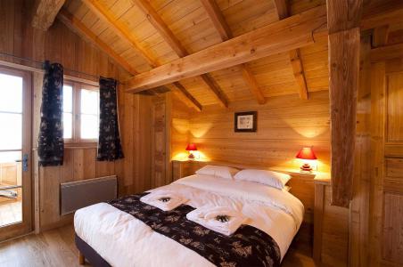 Holiday in mountain resort Chalet Ecureuil - Alpe d'Huez - Bedroom under mansard