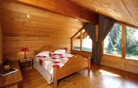 Holiday in mountain resort Chalet Harmonie - Les 2 Alpes - Bedroom under mansard