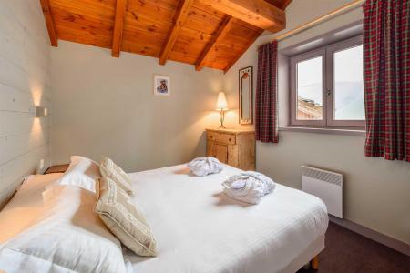 Holiday in mountain resort Chalet Isabelle - Tignes - Bedroom under mansard