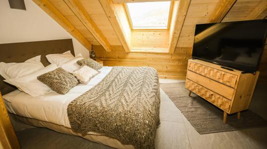 Holiday in mountain resort Chalet l'Epinette - Valloire - Bedroom under mansard