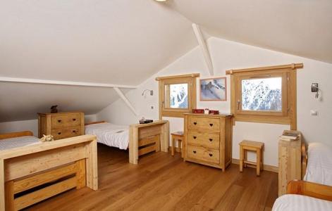 Holiday in mountain resort Chalet la Muzelle - Les 2 Alpes - Bedroom under mansard