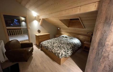 Holiday in mountain resort Chalet le Chabichou - Les 2 Alpes - Bedroom under mansard