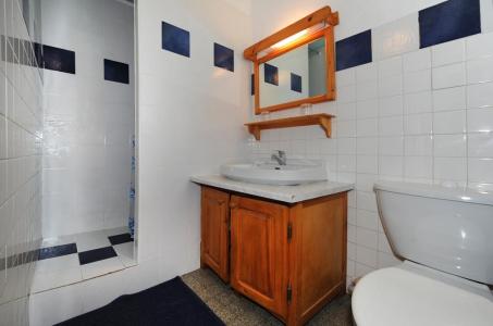 Holiday in mountain resort 2 room apartment sleeping corner 4 people - Chalet le Génépi - Les Menuires - Wash-hand basin