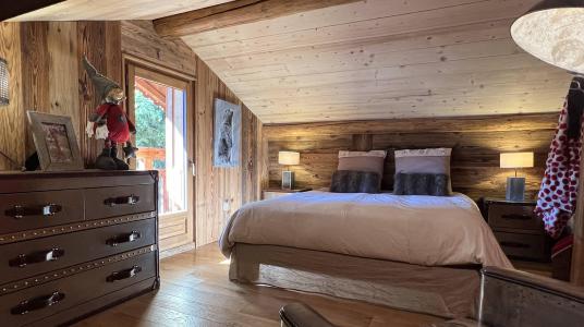 Holiday in mountain resort Chalet les Alpages - Les 2 Alpes - Bedroom under mansard