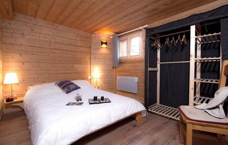 Holiday in mountain resort Chalet les Jonquilles - Les 2 Alpes - Bedroom under mansard