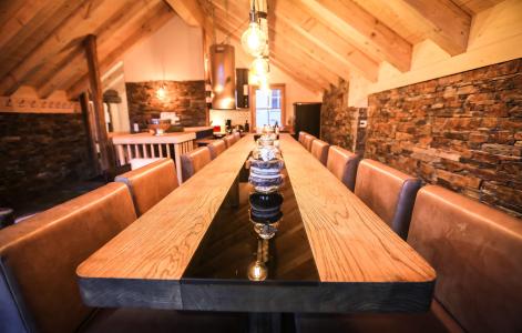 Holiday in mountain resort Chalet Les Lions Blancs - Valloire - Table