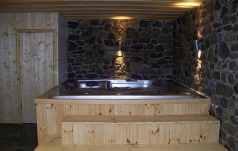Holiday in mountain resort Chalet Leslie Alpen - Les 2 Alpes - Jacuzzi
