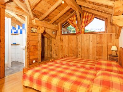Holiday in mountain resort Chalet Levassaix - Les Menuires - Bedroom under mansard