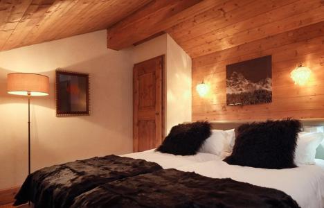 Holiday in mountain resort Chalet Marielaine - Méribel - Bedroom under mansard