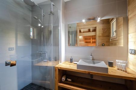 Holiday in mountain resort 6 room duplex chalet 11 people (Marius) - Chalet Marius - Chamonix - Shower room