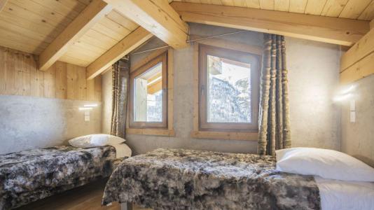 Holiday in mountain resort Chalet Matangie - Les Menuires - Bedroom under mansard