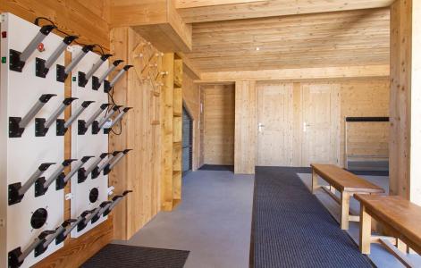 Holiday in mountain resort Chalet Mélusine - Alpe d'Huez - Ski locker