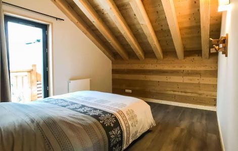 Holiday in mountain resort Chalet Natural Lodge - La Plagne - Bedroom under mansard