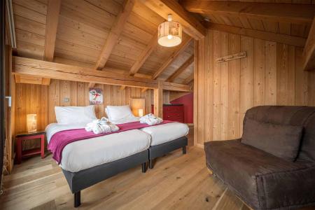 Holiday in mountain resort Chalet Nightingale - Alpe d'Huez - Bedroom under mansard