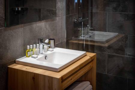Holiday in mountain resort Chalet Nightingale - Alpe d'Huez - Wash-hand basin