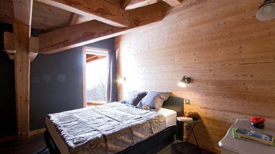 Holiday in mountain resort Chalet Nuance de Bleu - Alpe d'Huez - Bedroom under mansard