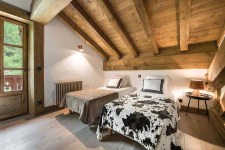 Holiday in mountain resort 6 room quadriplex chalet 10 people - Chalet Petit Yéti - Val d'Isère - Bedroom under mansard