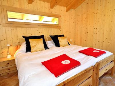 Holiday in mountain resort Chalet Pierina - La Tzoumaz - Bedroom under mansard