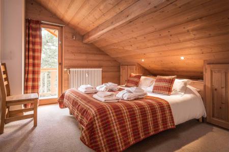 Holiday in mountain resort Chalet Silvana - Méribel - Bedroom under mansard
