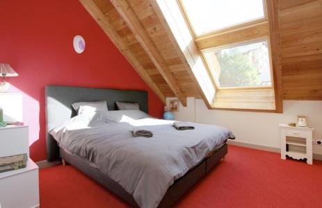 Holiday in mountain resort Chalet Snö Lodge - Les 2 Alpes - Bedroom under mansard