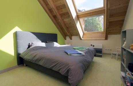 Holiday in mountain resort Chalet Snö Lodge - Les 2 Alpes - Bedroom under mansard