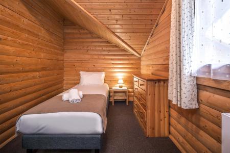 Holiday in mountain resort Chalet Télémark - Alpe d'Huez - Bedroom under mansard