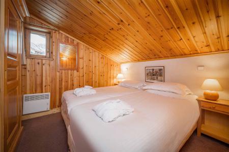 Holiday in mountain resort Chalet Vallon - Val d'Isère - Bedroom under mansard