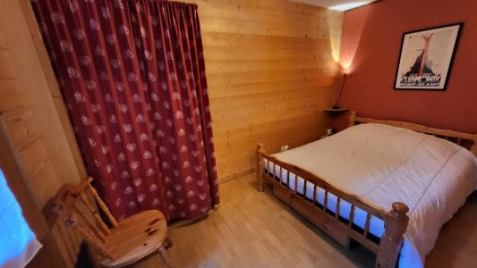 Holiday in mountain resort 2 room apartment 4 people (1) - CHALET WOODY WOOD - La Tania - Bedroom