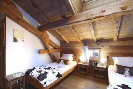 Holiday in mountain resort 10 room triplex chalet 15 people (Chartreuse) - Chalets Chartreuse et Alexandre - Les 2 Alpes - Bedroom under mansard