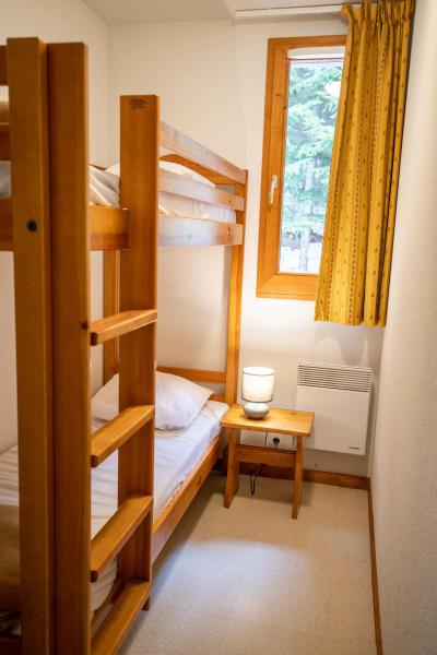 Holiday in mountain resort 2 room apartment cabin 6 people (J24) - Chalets d'Arrondaz - Valfréjus - Bunk beds