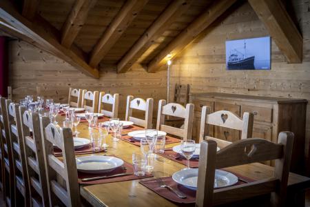 Holiday in mountain resort 8 room triplex semi-detached chalet 15 people (Pierra Menta 2) - Chalets du Cocoon - La Plagne - Table