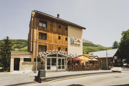 Rent in ski resort Hotel Base Camp Lodge - Les 2 Alpes - Summer outside