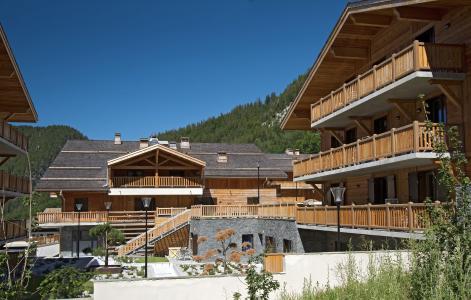 Rent in ski resort Hôtel le Chamois - La Clusaz - Summer outside