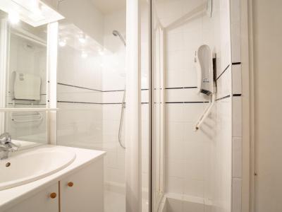 Holiday in mountain resort 2 room apartment 4 people (1) - L'Argousier - Les Menuires - Shower room