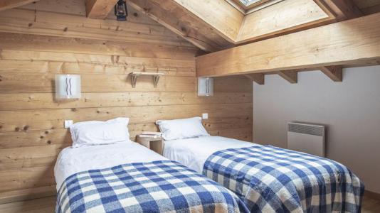 Holiday in mountain resort Le Chalet Mimosa - Saint Martin de Belleville - Bedroom under mansard