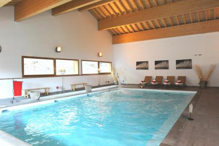 Holiday in mountain resort Le Hameau des Eaux d'Orelle - Orelle - Swimming pool