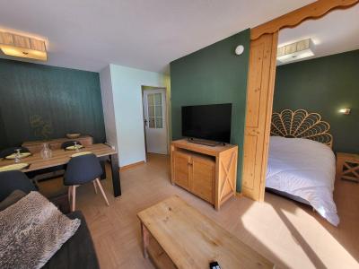 Holiday in mountain resort 2 room apartment sleeping corner 6 people (220) - Le Parc des Airelles - Les Orres - Living room