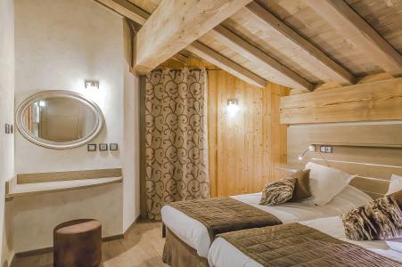 Holiday in mountain resort Les Balcons Platinium - Val Thorens - Bedroom under mansard