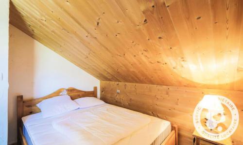 Rent in ski resort 7 room chalet 12 people (Prestige 180m²) - Les Chalets de Flaine Hameau - Maeva Home - Flaine - Bedroom under mansard