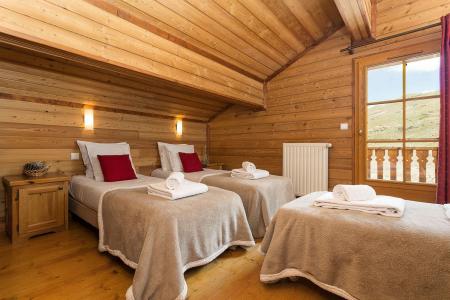 Holiday in mountain resort Les Chalets de l'Altiport - Alpe d'Huez - Bedroom