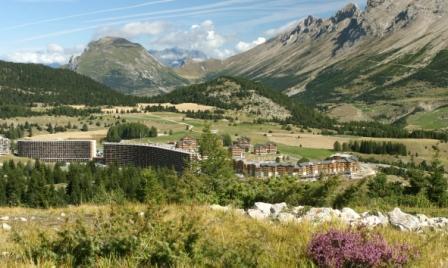 Vacanze in montagna Les Chalets de SuperD Dauphinelle - Superdévoluy - Esteriore estate