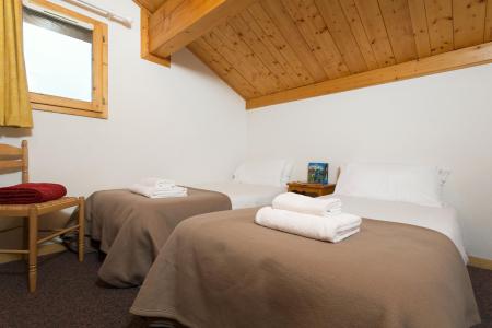 Holiday in mountain resort Les Chalets des Alpages - La Plagne - Bedroom under mansard