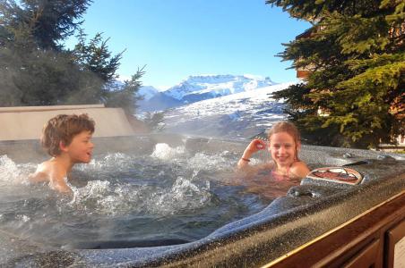 Holiday in mountain resort Les Chalets des Deux Domaines - Peisey-Vallandry - Jacuzzi