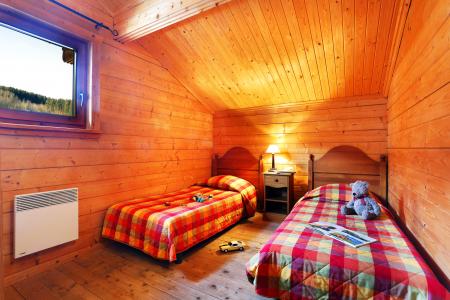 Holiday in mountain resort Les Chalets du Bois de Champelle - Morillon - Bedroom under mansard