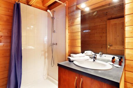 Holiday in mountain resort Les Chalets du Bois de Champelle - Morillon - Shower room