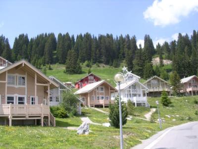 Vacances en montagne Les Chalets du Hameau - Flaine - Extérieur été